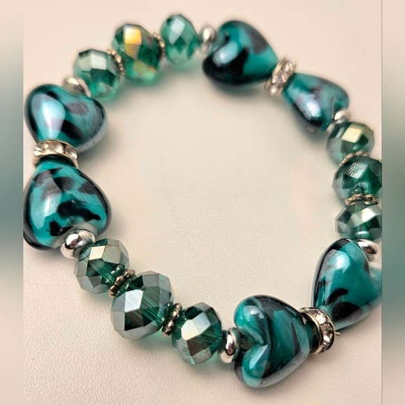 Teal Glass Heart Beaded Stretch Bracelet with Faceted Crystal Beads - Picture 3 of 6